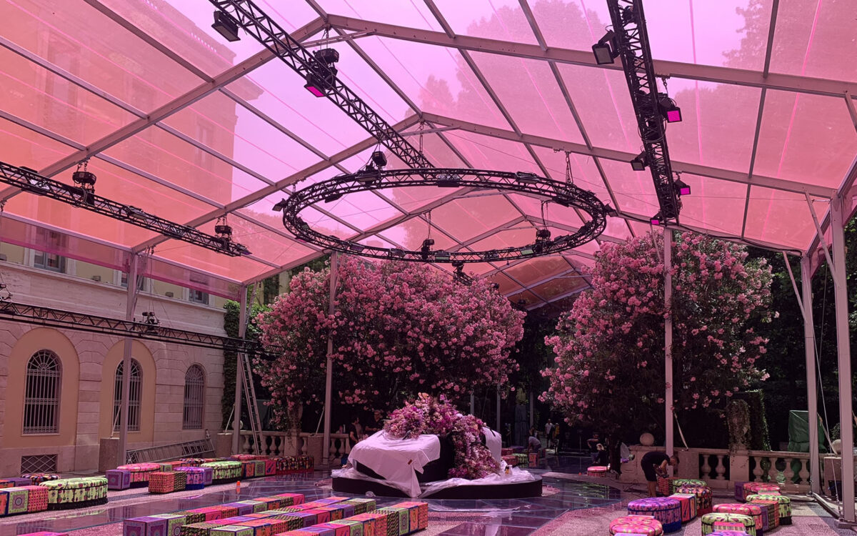 Allestimento sfilata Versace 2019