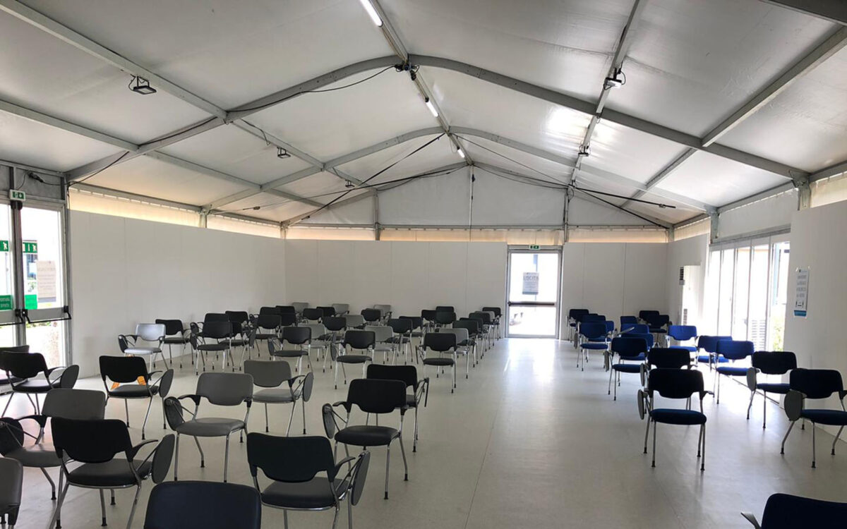 Allestimento tendostruttura colmo curvo per sala d'attesa vaccinazione Covid-19