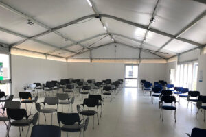 Allestimento tendostruttura colmo curvo per sala d'attesa vaccinazione Covid-19