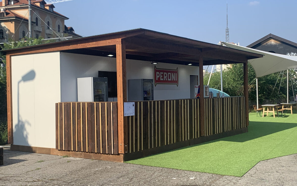 Bar temporaneo realizzato con wood box e pannelli coibentati