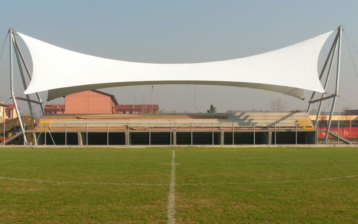 Copertura custom progettata ex-novo per coprire la-tribuna del campo da calcio di Carpiano