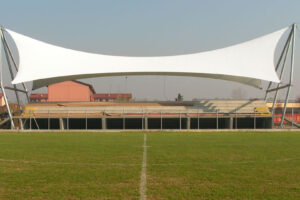 Copertura custom progettata ex-novo per coprire la-tribuna del campo da calcio di Carpiano