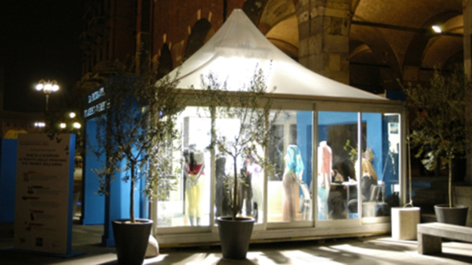 Installazione pagoda per temporary shop milano
