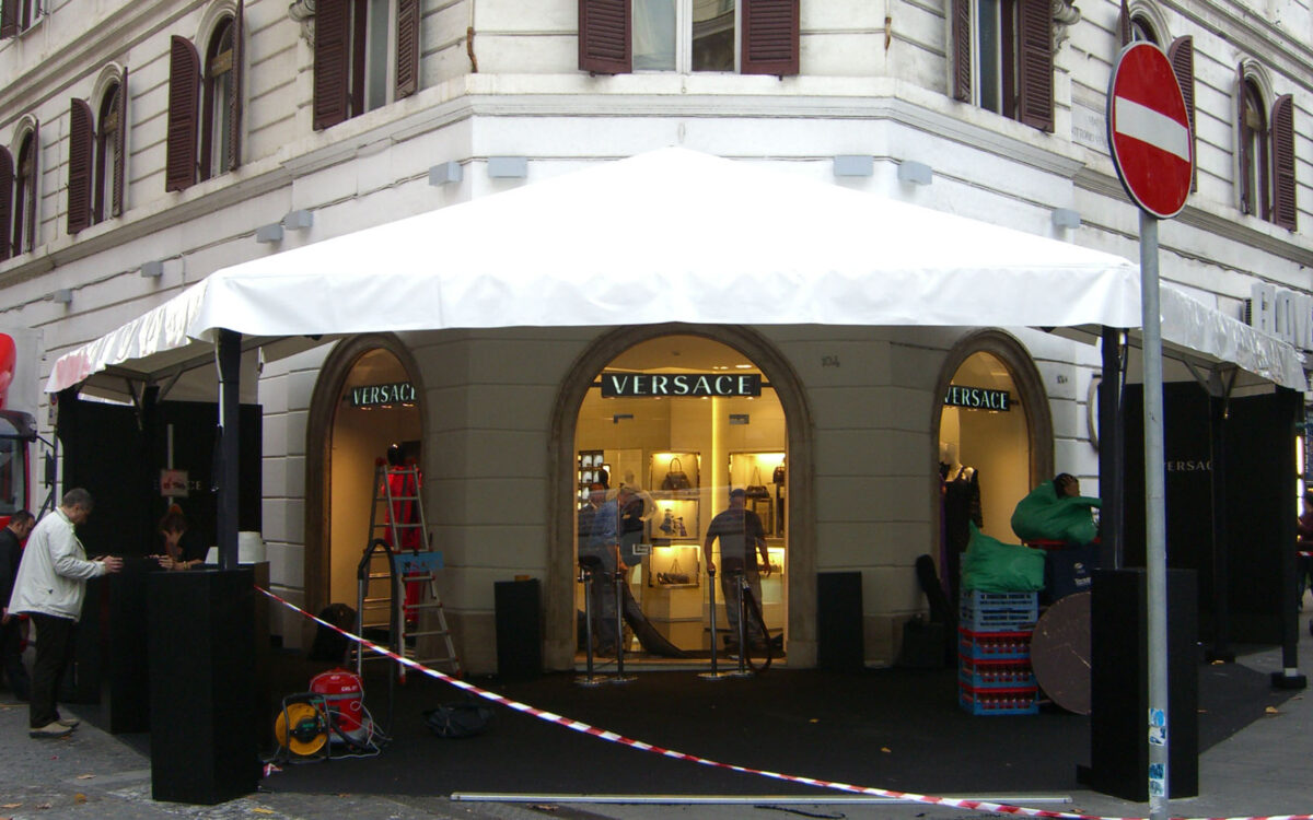 Installazione testata ad abside per copertura ingresso per allestimento sfilata Versace