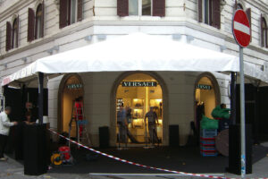 Installazione testata ad abside per copertura ingresso per allestimento sfilata Versace