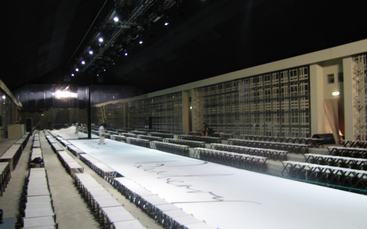 Palco centrale con rivestimento personalizzato sfilata di moda - Milano