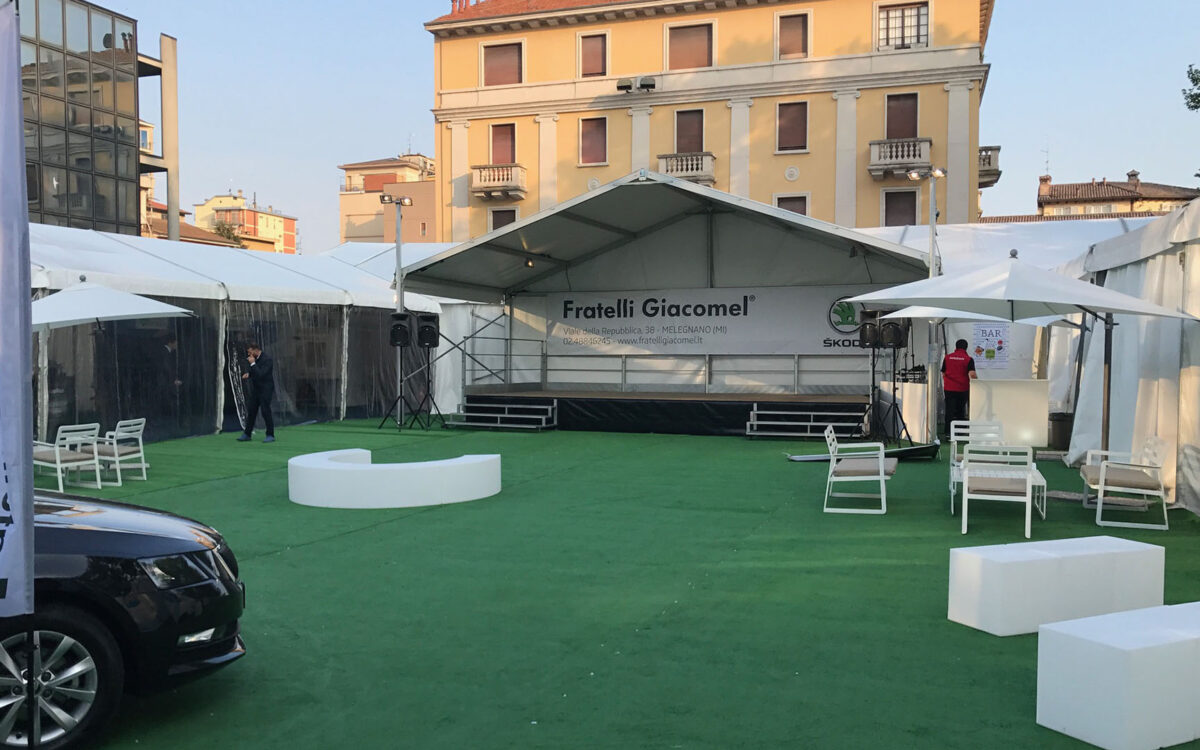 Palco modulare coperto con doppia scala di accesso e ringhiere di protezione Festa del Perdono a Melegnano