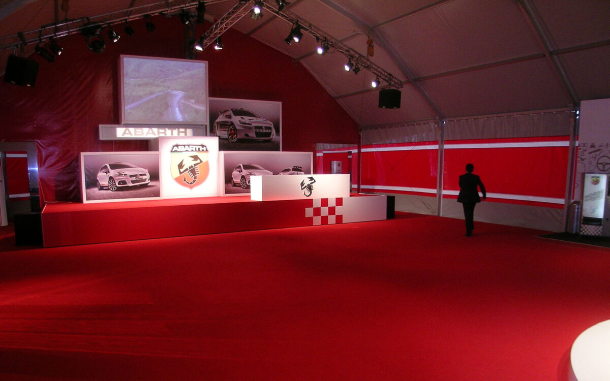 Palco modulare e rivestito in moquette per roadshow Abarth