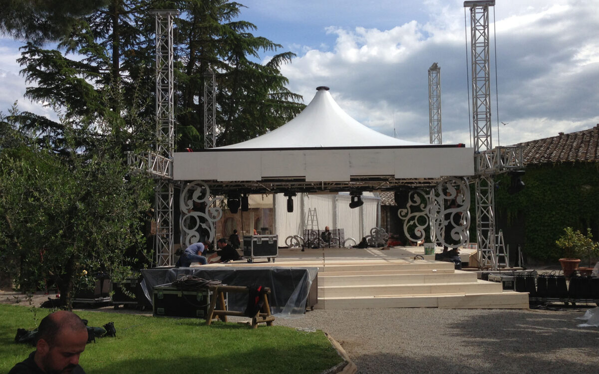 Palco modulare rivestimento in legno personalizzato con copertura a pagoda festa privata - Siena