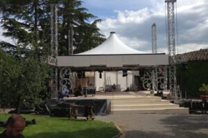 Palco modulare rivestimento in legno personalizzato con copertura a pagoda festa privata - Siena