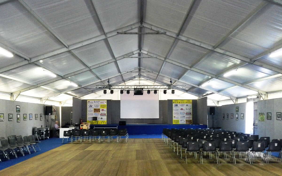 Palco modulare rivestito in moquette per sala congressi fiera Expo Brianza