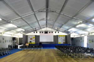 Palco modulare rivestito in moquette per sala congressi fiera Expo Brianza