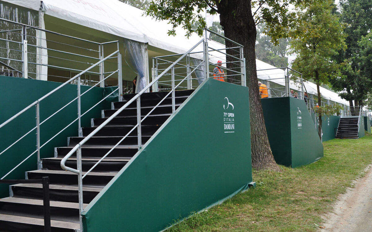 Particolare scala per impalcato realizzato con palco modulare Open Golf 2014