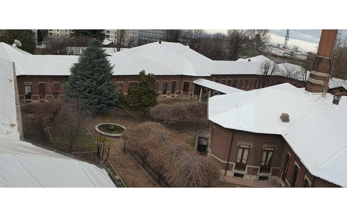 Rivestimento in pvc bianco dei tetti di un complesso scolastico