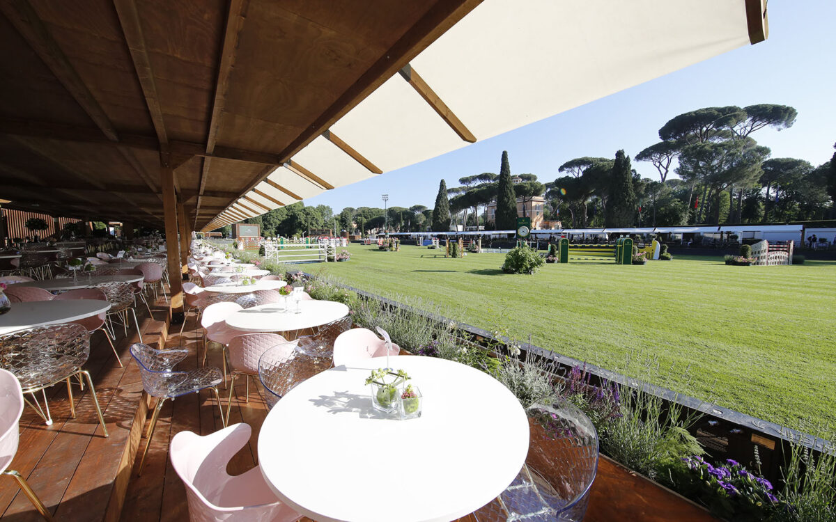 Spazio tribuna coperta realizzato in legno lamellare per 87o concorso ippico Piazza di Siena - Roma