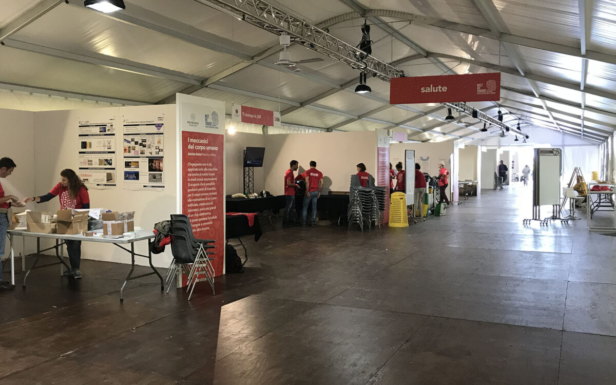 Stand espositivi in pannello tamburato verniciati di bianco senza frontalino