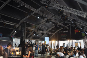 Struttura in americana per appendimenti audio e luci montaggio centrale e laterale evento di moda a Milano