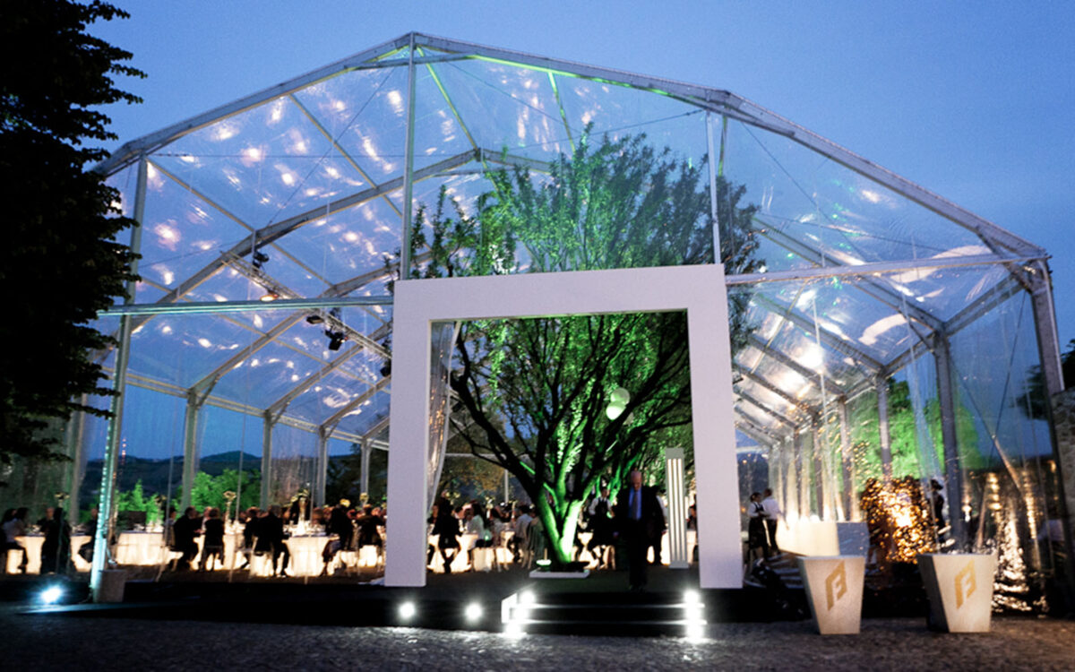 Tendostruttura ad arco in pvc crystal montata su palco matrimonio