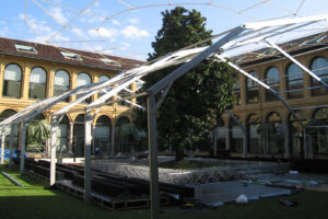 Tendostruttura ad arco senza teli di copertura per sfilata di moda a Milano