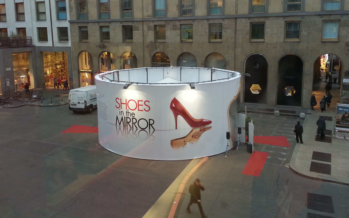 Tendostruttura circolare con rivestimento personalizzato esterno realizzato per temporary shop a Milano