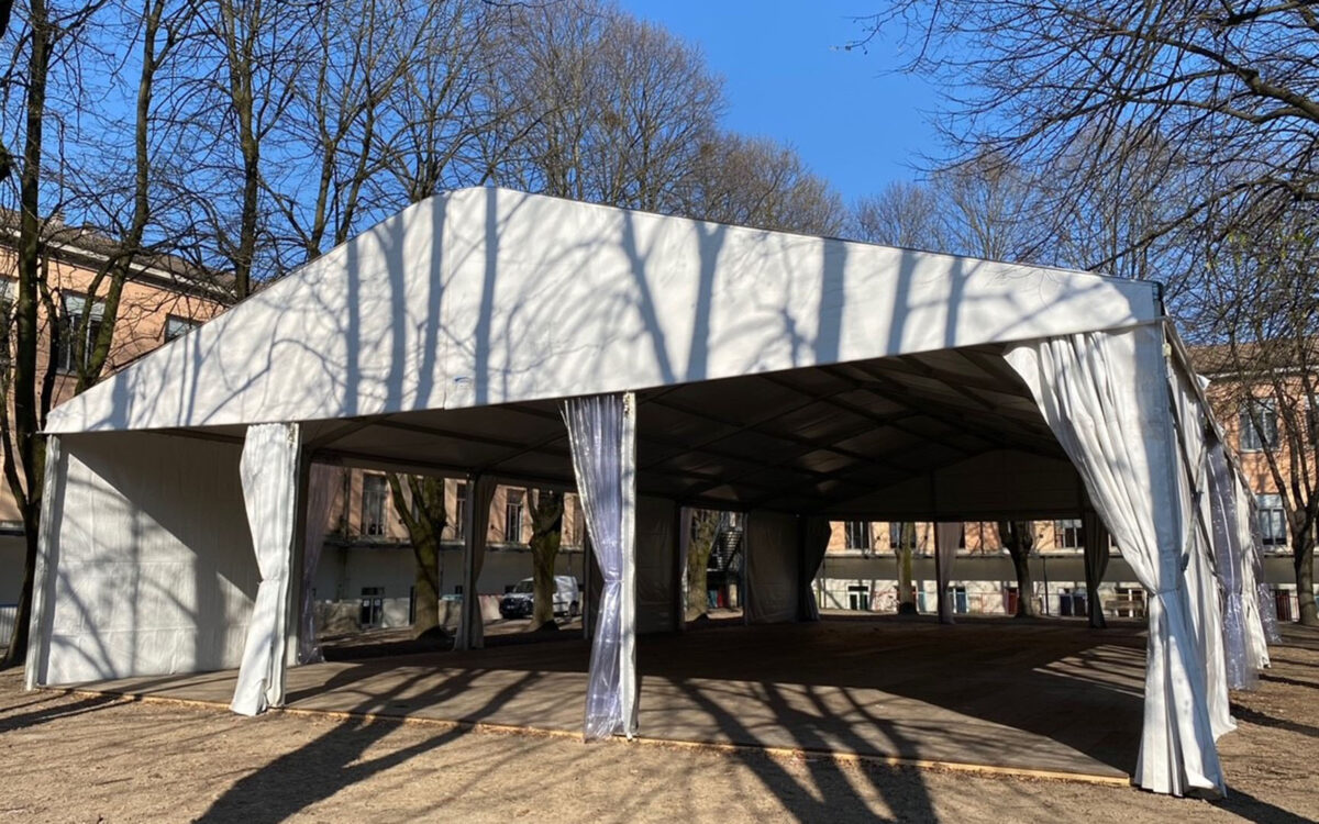 Tendostruttura colmo curvo per aula temporanea per scuola a Melegnano