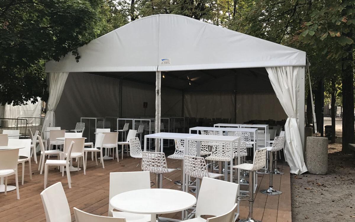 Tendostruttura curva in pvc bianco per spazio incontri giardini Indro Montanelli a Milano