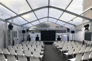 Tendostruttura curva in pvc crystal per conferenza