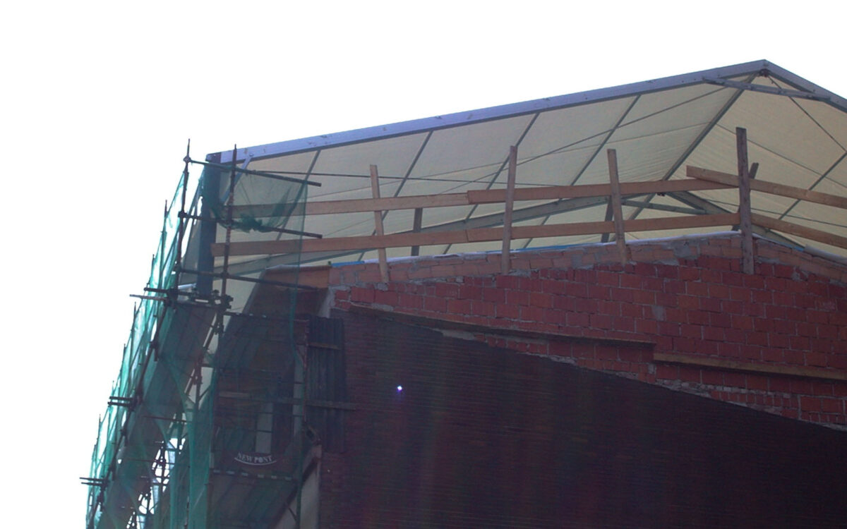 Tendostruttura doppia falda installata a copertura durante il rifacimento di un tetto