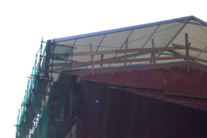 Tendostruttura doppia falda installata a copertura durante il rifacimento di un tetto