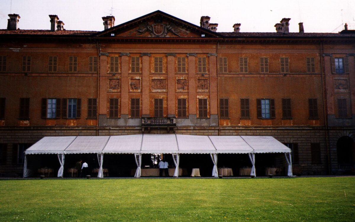 Tendostruttura monofalda senza tamponamenti laterali allestita per ricevimento privato presso Villa Gallarati Scotti