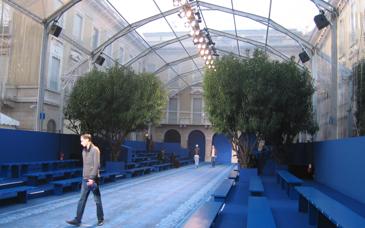 Tribuna progettata con il palco modulare sfilata di moda a Milano