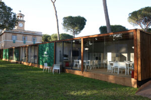 Wood box montati in serie con parete vetrata Piazza di Siena 2019